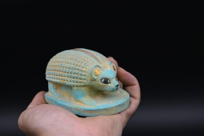 Egyptian Hedgehog Statue: Stone Replica - صورة إضافية 5
