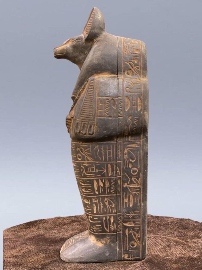 Hand-Carved Basalt Anubis Sarcophagus: Egyptian God Statue (40cm) - صورة إضافية 3