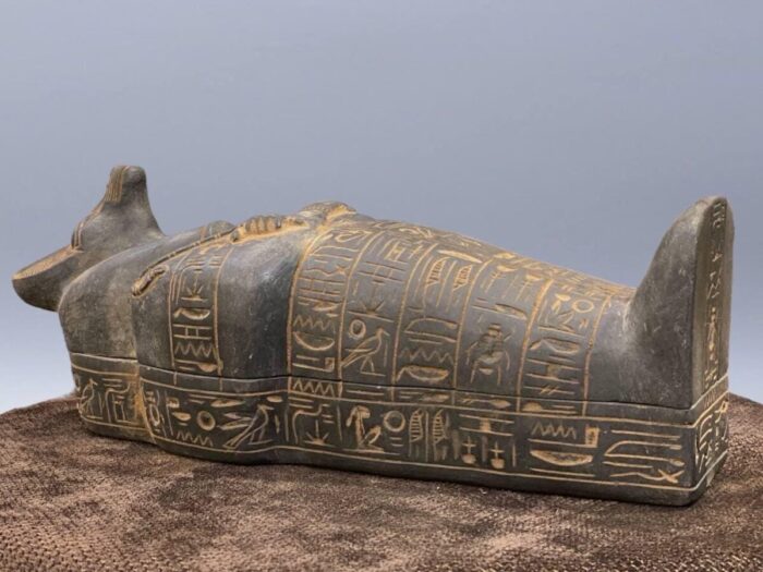 Hand-Carved Basalt Anubis Sarcophagus: Egyptian God Statue (40cm) - صورة إضافية 4