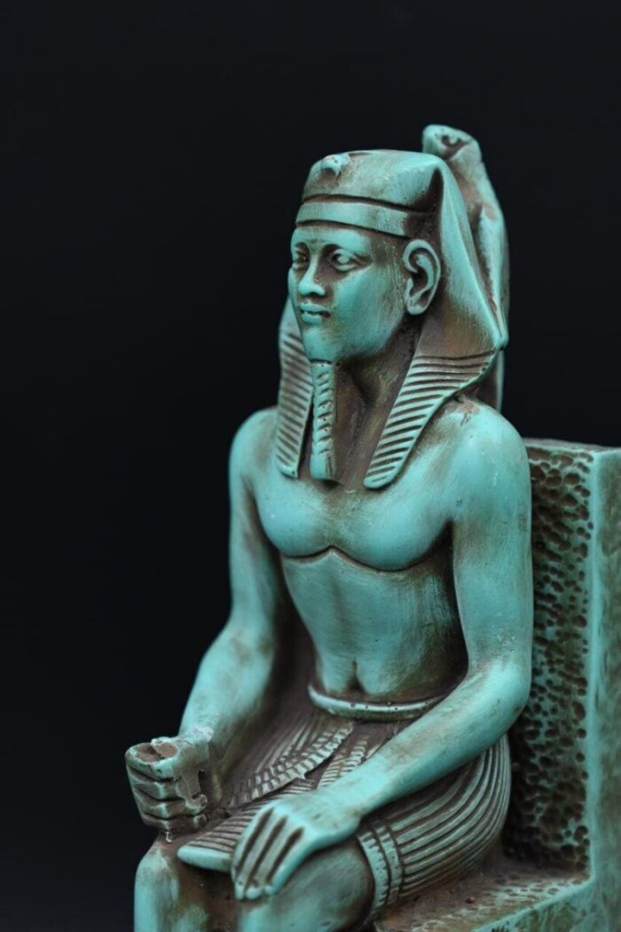 King Khafre Statue: Egyptian Pharaoh Sculpture - صورة إضافية 3