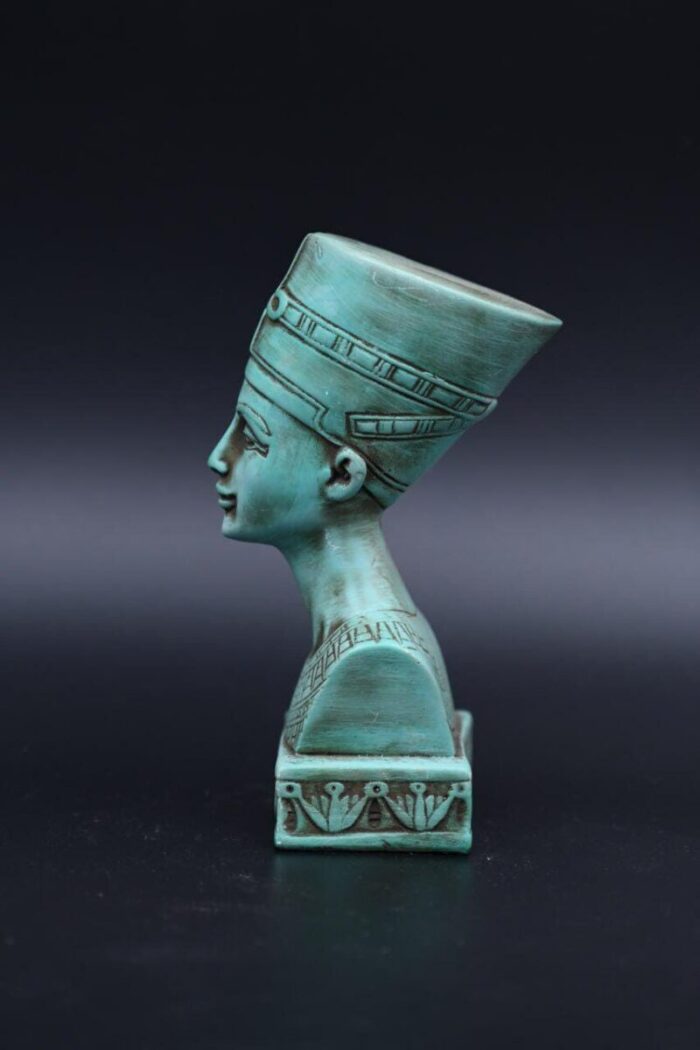 Queen Nefertiti Head Statue: Egyptian Decor Replica - صورة إضافية 3