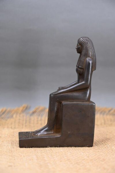 Black Basalt Isis Statue, Egyptian Goddess of Love - صورة إضافية 2