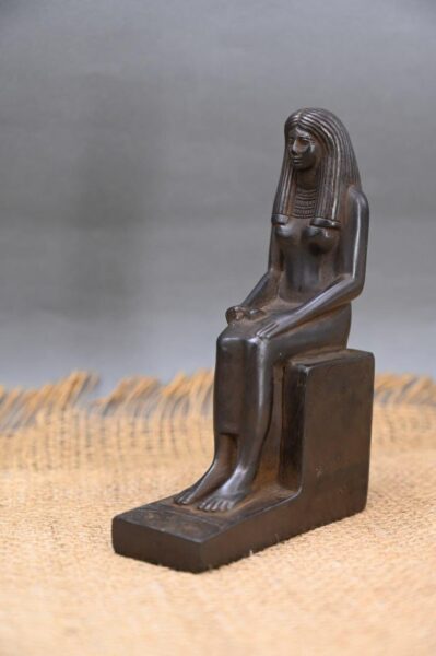 Black Basalt Isis Statue, Egyptian Goddess of Love - صورة إضافية 4