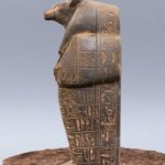 Hand-Carved Basalt Anubis Sarcophagus: Egyptian God Statue (40cm) - صورة إضافية 3