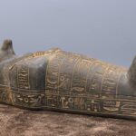 Hand-Carved Basalt Anubis Sarcophagus: Egyptian God Statue (40cm) - صورة إضافية 4