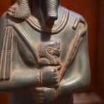 Hand-Carved Basalt Khonsu Statue: Egyptian Moon God Sculpture (58cm) - صورة إضافية 2