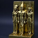 Menkaure Triad Statue – Egyptian Pharaoh, Goddess Hathor, Wife - Gold Leaf Stone - صورة إضافية 2