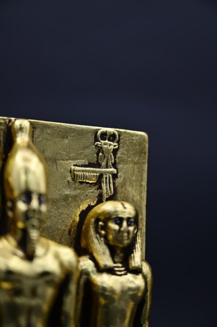 Menkaure Triad Statue – Egyptian Pharaoh, Goddess Hathor, Wife - Gold Leaf Stone - صورة إضافية 3