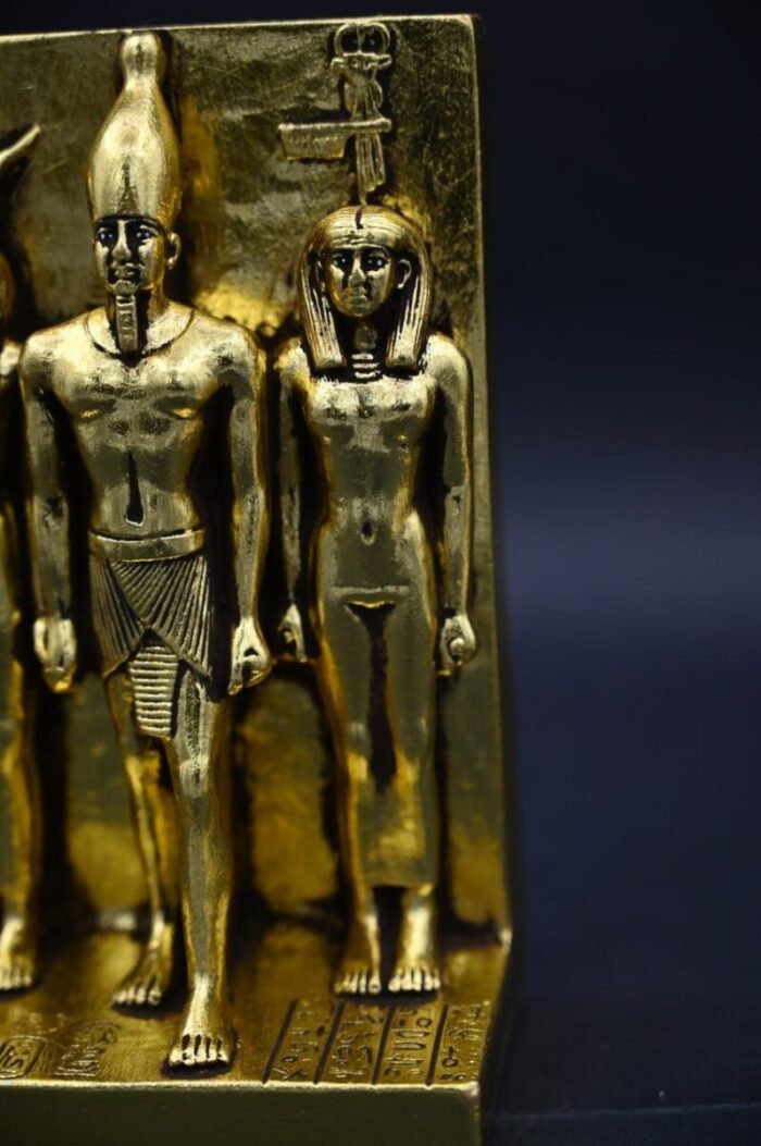 Menkaure Triad Statue – Egyptian Pharaoh, Goddess Hathor, Wife - Gold Leaf Stone - صورة إضافية 6