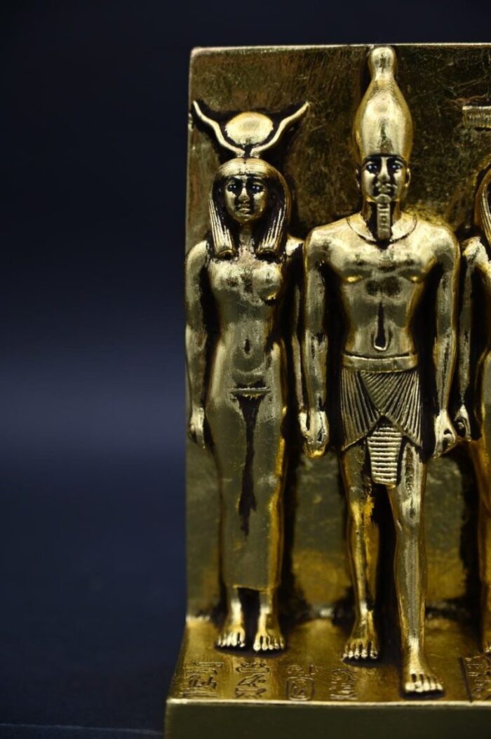 Menkaure Triad Statue – Egyptian Pharaoh, Goddess Hathor, Wife - Gold Leaf Stone - صورة إضافية 7