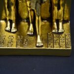 Menkaure Triad Statue – Egyptian Pharaoh, Goddess Hathor, Wife - Gold Leaf Stone - صورة إضافية 8