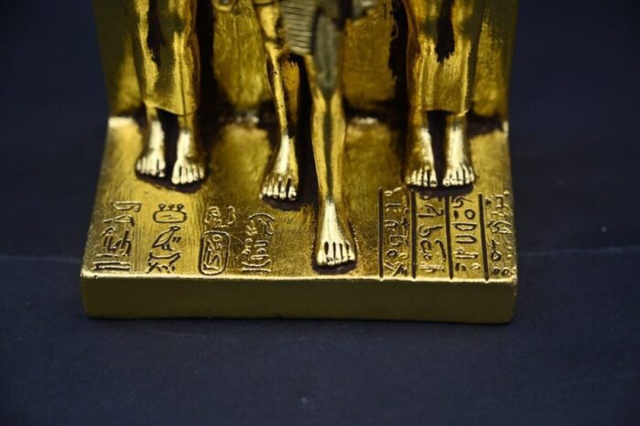 Menkaure Triad Statue – Egyptian Pharaoh, Goddess Hathor, Wife - Gold Leaf Stone - صورة إضافية 8