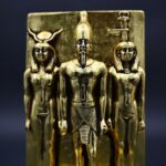 Menkaure Triad Statue – Egyptian Pharaoh, Goddess Hathor, Wife - Gold Leaf Stone - صورة إضافية 9
