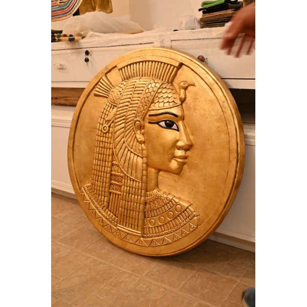 Queen Cleopatra Relief Disc: Egyptian Wall Art - صورة إضافية 3